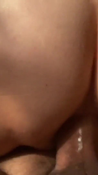 جار يأتي لركوب ديكي عميقا في مؤخرتها بمجرد أن غادر زوجها إلى وظيفته في الصباح