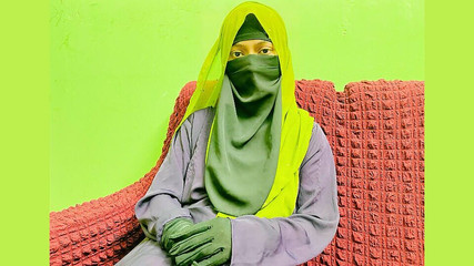 ماذا تفعلين، أنا مثل ابنة زوجتك