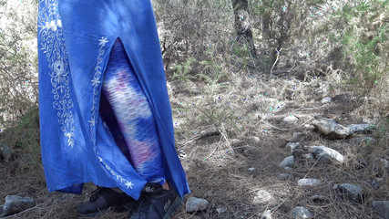 الجدة المسلمة في الهواء الطلق مع الصبي الخاضع