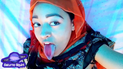 مسلمة آسيوية تحرر نفسها وتستمني بمهبلها المشعر بقوة حتى يخرج الكريم من كسها