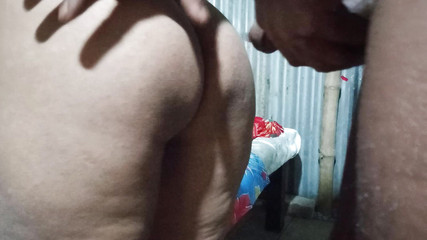 أنا مارس الجنس وحدي في الحمار