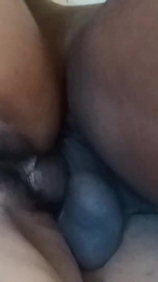 أول مرة ممارسة الجنس مع صديقتي الجامعية تأتي إلى منزلي وتضاجع زوجتي