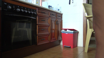 خادمة مصرية قرنية وممارسة العادة السرية كس مشعر أثناء العمل