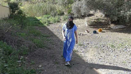 جندي أمريكي ينيك زوجته المسلمة العراقية في فتحة طيزها