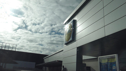 ألمانية منحرفة تلتقط لاجئة سورية بالحجاب