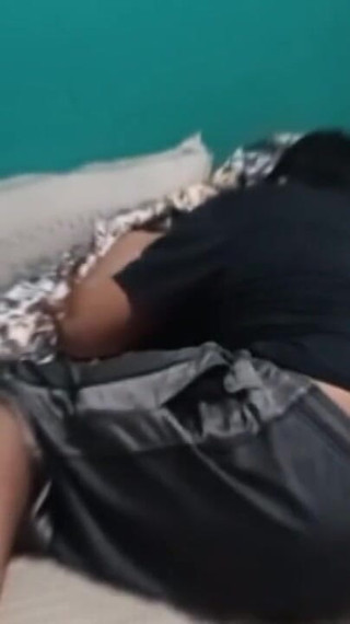 أزعجت عاهرة أختي، وتطلب مني أن أقوم بتدليكها