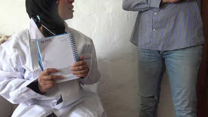 رجل يعاني من ضعف الانتصاب ويستشير طبيبا عربيا في باريس