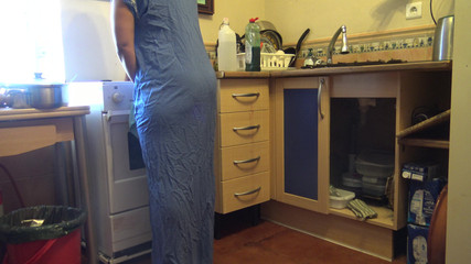 زوجة مصرية استغل من قبل ربيب بينما الزوج في العمل