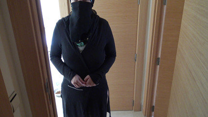 المنحرف البريطاني الملاعين خادمته المصرية ناضجة في الحجاب