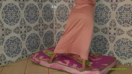 مراهقة مغربية تمارس الجنس مع عمال البناء في منزل عندما يخرج والديها