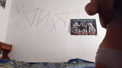 لقد وجدت ملابسها المتغيرة في غرفتها، وأردت أن يمارس الجنس مع مهبلها الرطب