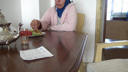 أظهر قضيبي لأصدقائي الجدة المغربية!