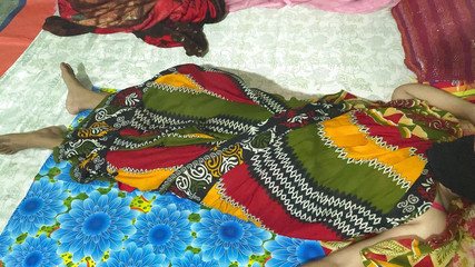 أمسك حليب أختي وأعصره بقوة بعد ذلك احتضنتها وضاجعتها