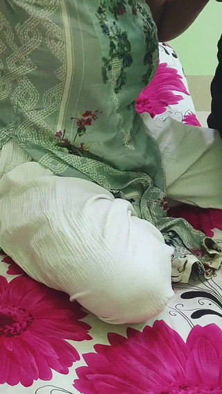 زوجي لا يمنحني الوقت الكافي لذا أضاجع صديقي.