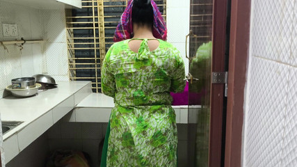 فجأة رأيت زوجتي تنظف الأطباق في المنزل