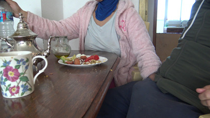 يتم إغراء العربية الناضجة من قبل زوجها للمس قضيبه الكبير