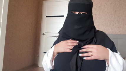 فتاة سورية في الحجاب في سراويل الوردي يظهر ثقوبها