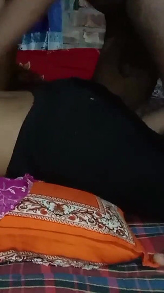 أول مرة ممارسة الجنس مع صديقتي الجامعية تأتي إلى منزلي وتضاجع زوجتي 3