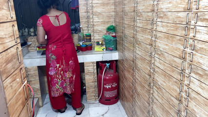 لدي مقاطع فيديو جنسية مع أخي غير الشقيق