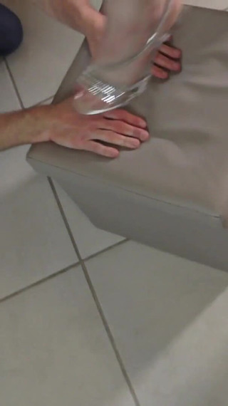 الفتيات السيئات يرقصن على يديه ويركلنه