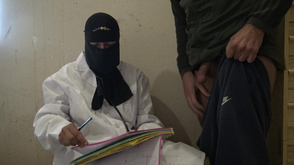 طبيبة مسلمة شقية تعطي وظيفة يدوية لأحد مرضاها