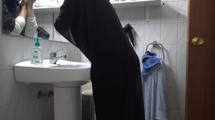 بدون فازلين !!! أنا أمارس الجنس مع زوجتي المسلمة في فتحة الأحمق قبل العمل