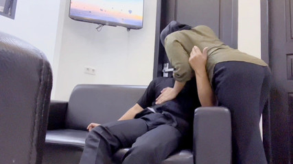 زوجة عاهرة تخونها بقضيب كبير غير زوجها