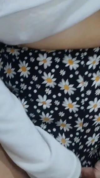 زوجة ساخنة تستمني بوسها مع احتكاك شورتها القصيرة، تصبح قذرة جدًا، تريد الديك.